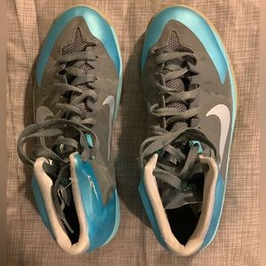 Youth basketball shoes